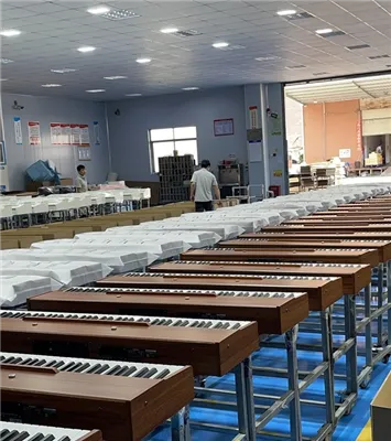 Дядько грає на електропіаніно, продаючи овочі.