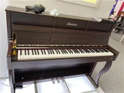 Beisite демонструє інструменти на виставці інструментів Alaheim у Лос-Анджеле...